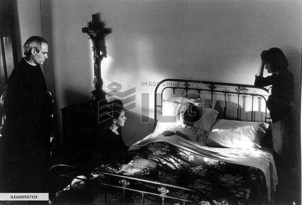 HARD TIMES (PORTUGAL 1988) JULIA BRITTON, 2nd left, as Luisa