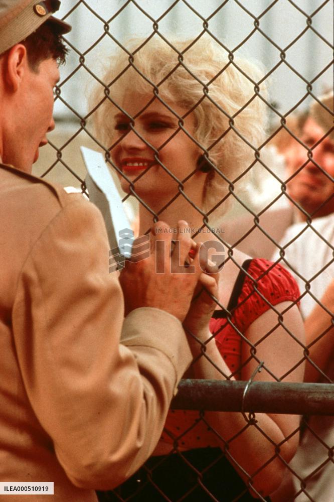 LAST EXIT TO BROOKLYN (US/UK/W GER 1989) JENNIFER JASON LEIG