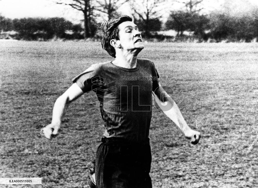 THE LONELINESS OF THE LONG DISTANCE RUNNER