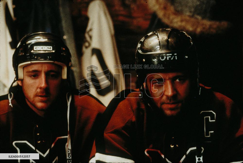 MYSTERY, ALASKA (CAN/US 1999) (right) RUSSELL CROWE HOLLYWOO