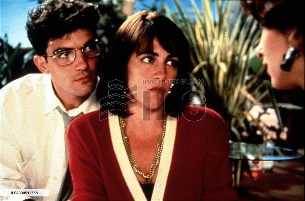 MUJERES AL BORDE DE UN ATAQUE DE NERVIOS