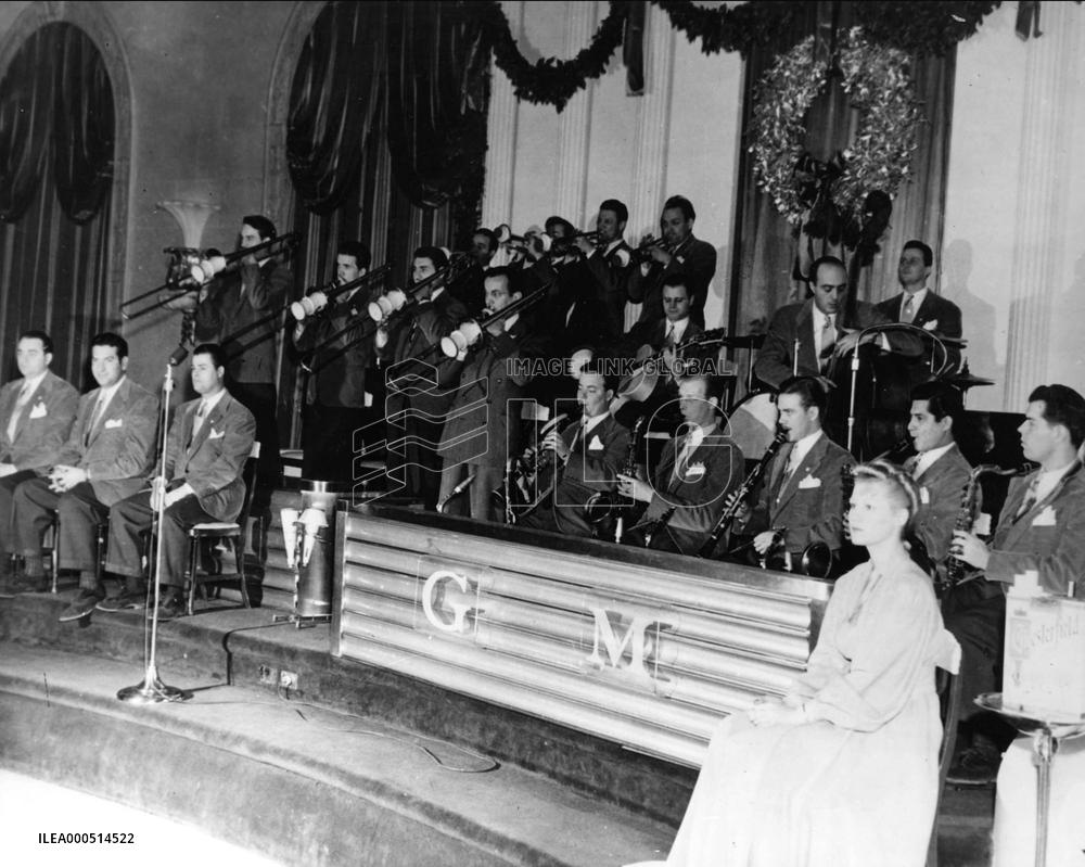 GLENN MILLER AND HIS ORCHESTRA   GLENN MILLER AND HIS BAND