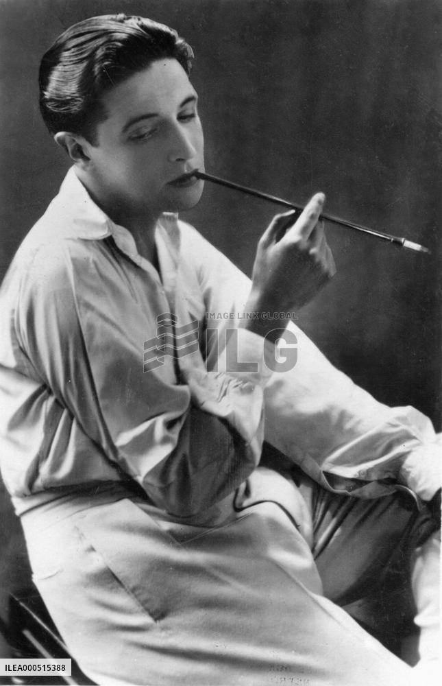 IVOR NOVELLO CIGARETTE HOLDER