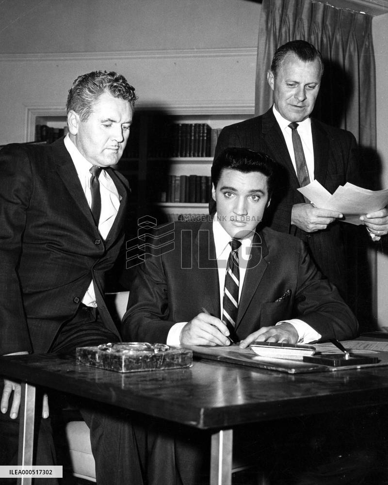 L-R VERNON PRESLEY, ELVIS PRESLEY AND MARK KING Elvis signin