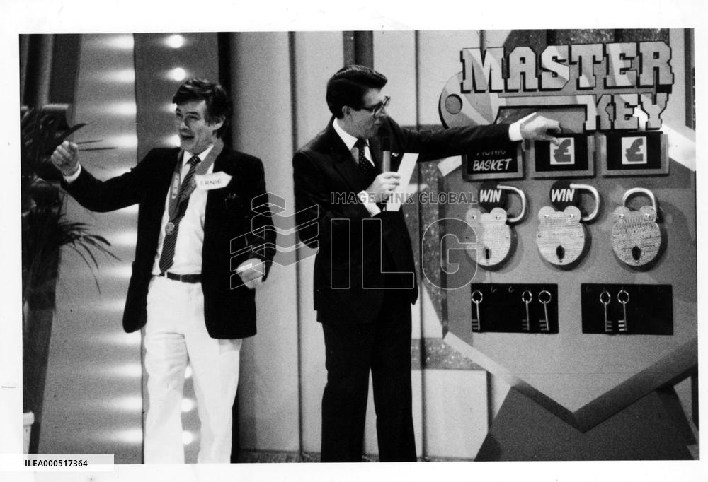 THE PRICE IS RIGHT   Leslie Crowther with a contestant