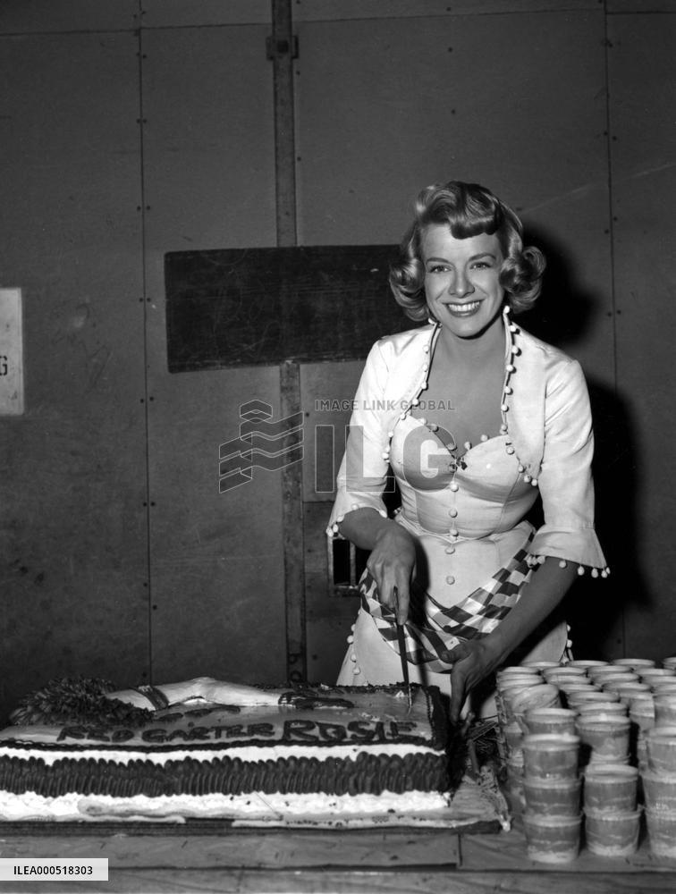 RED GARTER (US1953) ROSEMARY CLOONEY CUTTING THE CAKE PRESEN