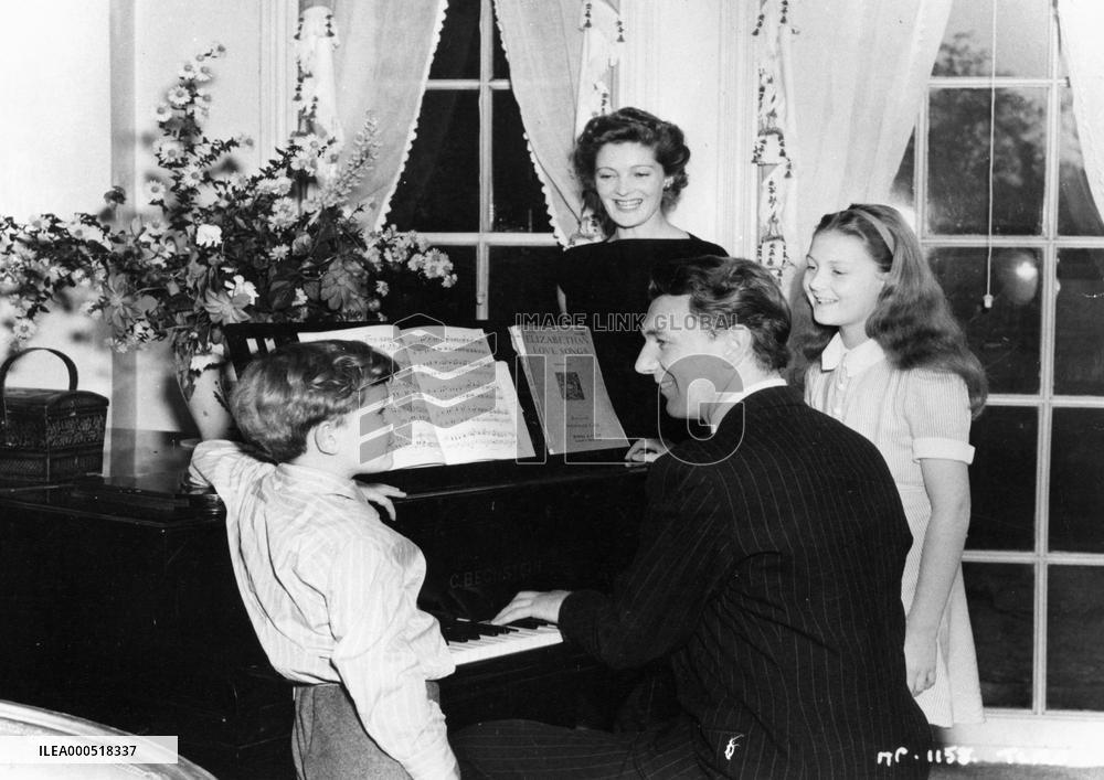 RACHEL KEMPSON WITH HER HUSBAND MICHAEL REDGRAVE, SON CORIN