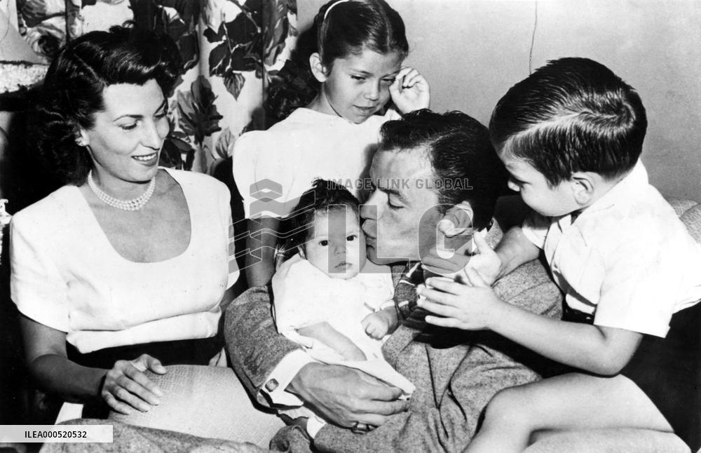 Frank Sinatra, his first wife, Nancy Barbato and their 3 chi