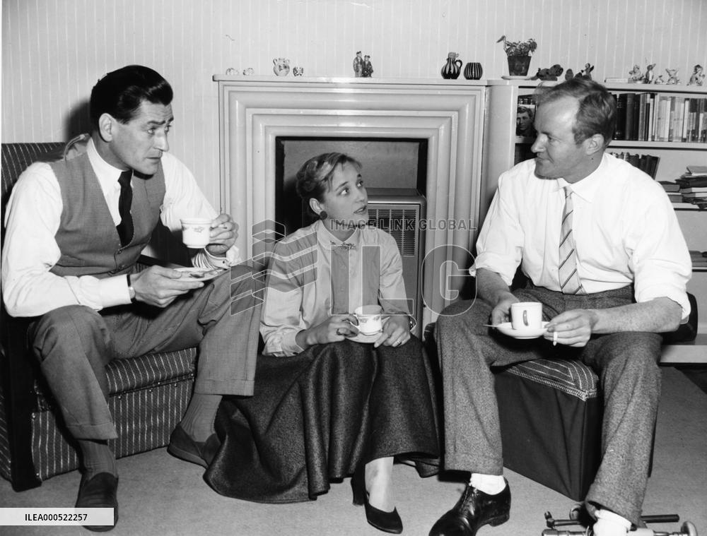 SYLVIA SYMS AT HOME IN THE MID NINETEEN FIFTIES WITH THE ACT