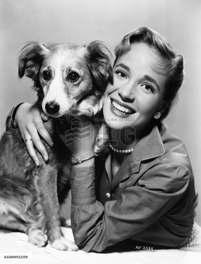 SYLVIA SYMS AT HOME IN THE MID NINETEEN FIFTIES WITH HER DOG