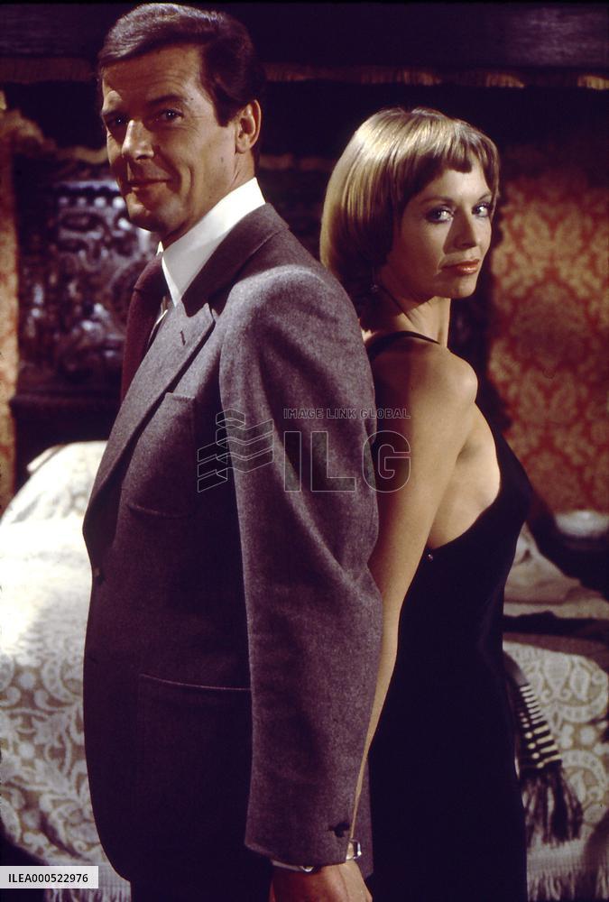 THAT LUCKY TOUCH (UK/W GER 1975) ROGER MOORE, SUSANNAH YORK