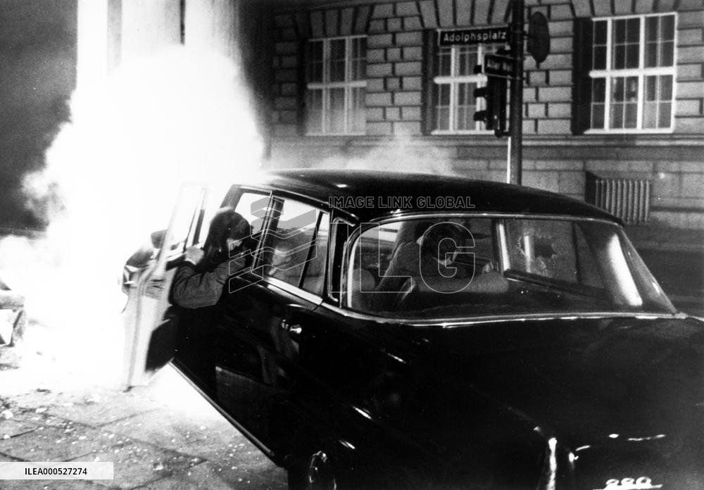 VIER SCHLUESSEL (W.GER 1966) MOTORCAR: ACCIDENT MOTORCAR: ME