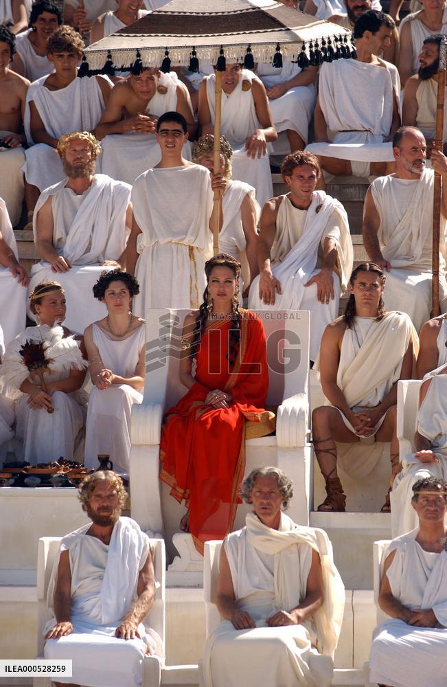 ALEXANDER (US/UK/GER/NDL 2004) ANGELINA JOLIE (center) as Qu