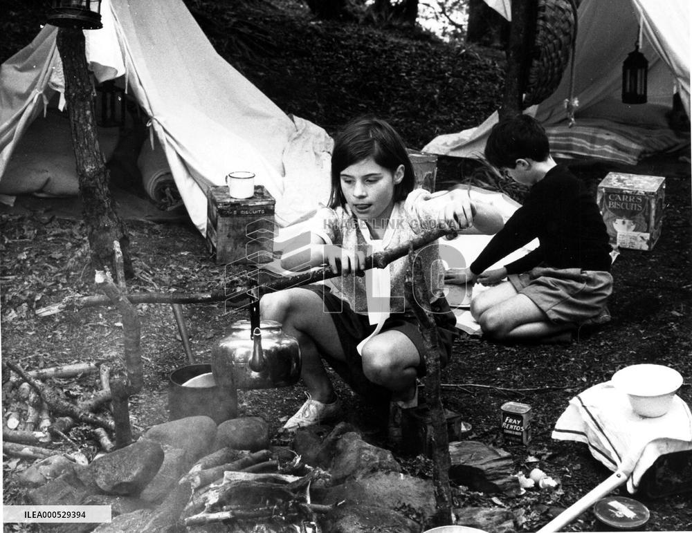 SWALLOWS AND AMAZONS