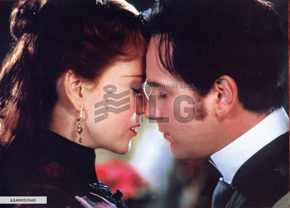 MOULIN ROUGE! (US/AUS 2001) NICOLE KIDMAN, EWAN McGREGOR PIC