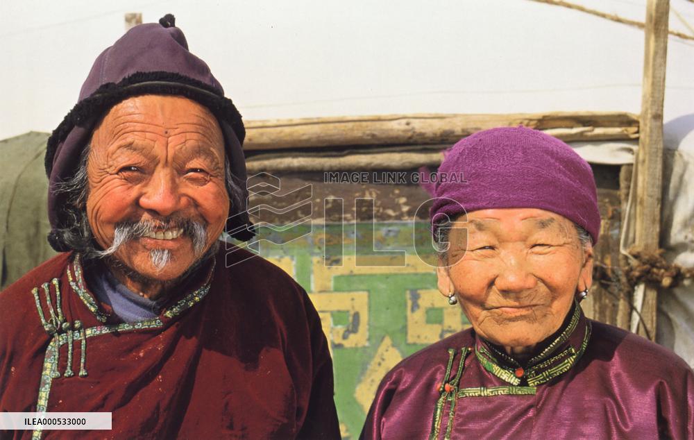 THE STORY OF THE WEEPING CAMEL aka Die Geschichte vom weinen