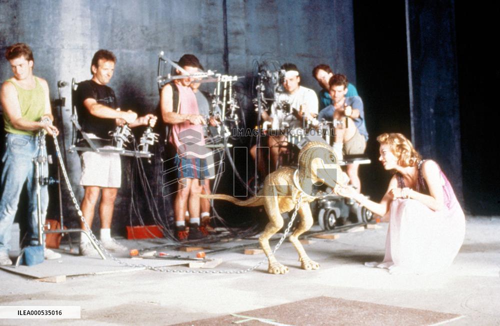 SUPERMARIO BROS (BR/US 1993)  SAMANTHA MATHIS (right) with a