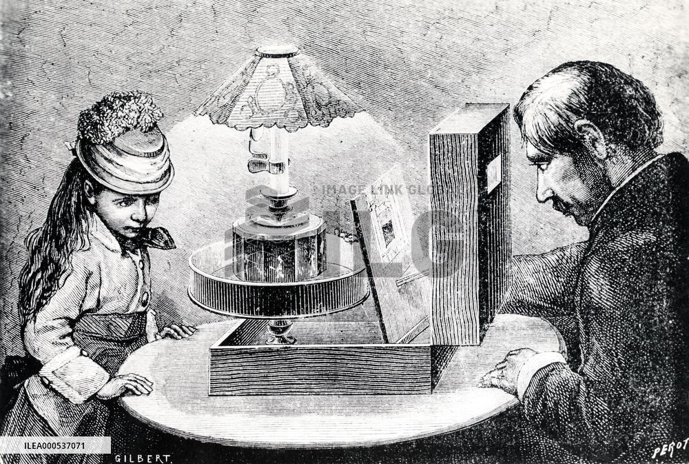 A PRAXINOSCOPE  A VICTORIAN DEVICE WHICH COULD GIVE THE IMPR