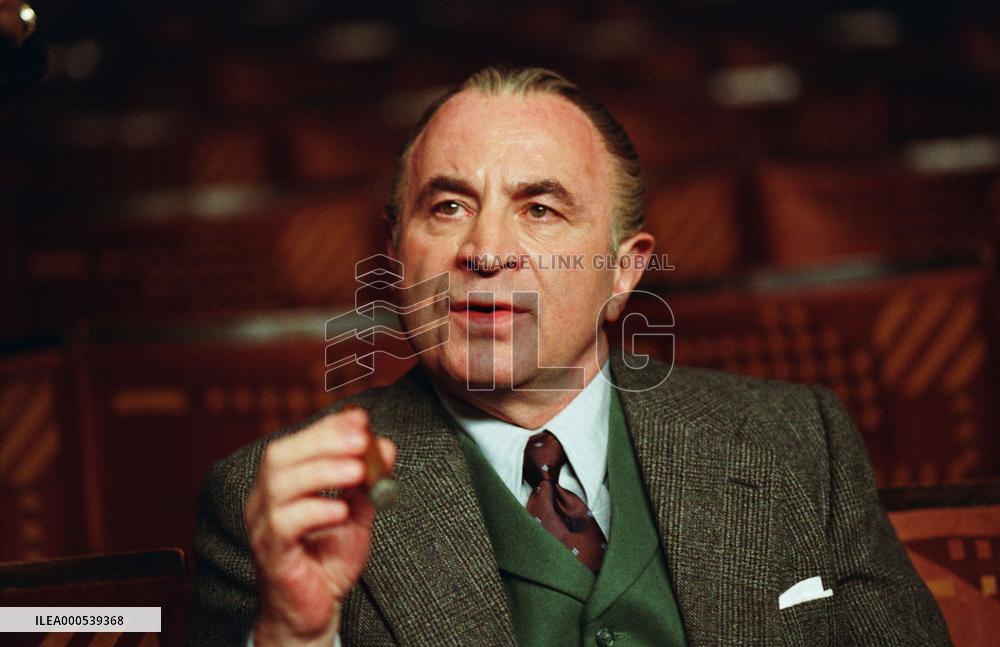 MRS HENDERSON PRESENTS