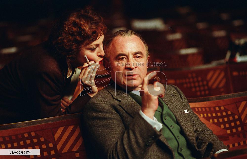 MRS HENDERSON PRESENTS