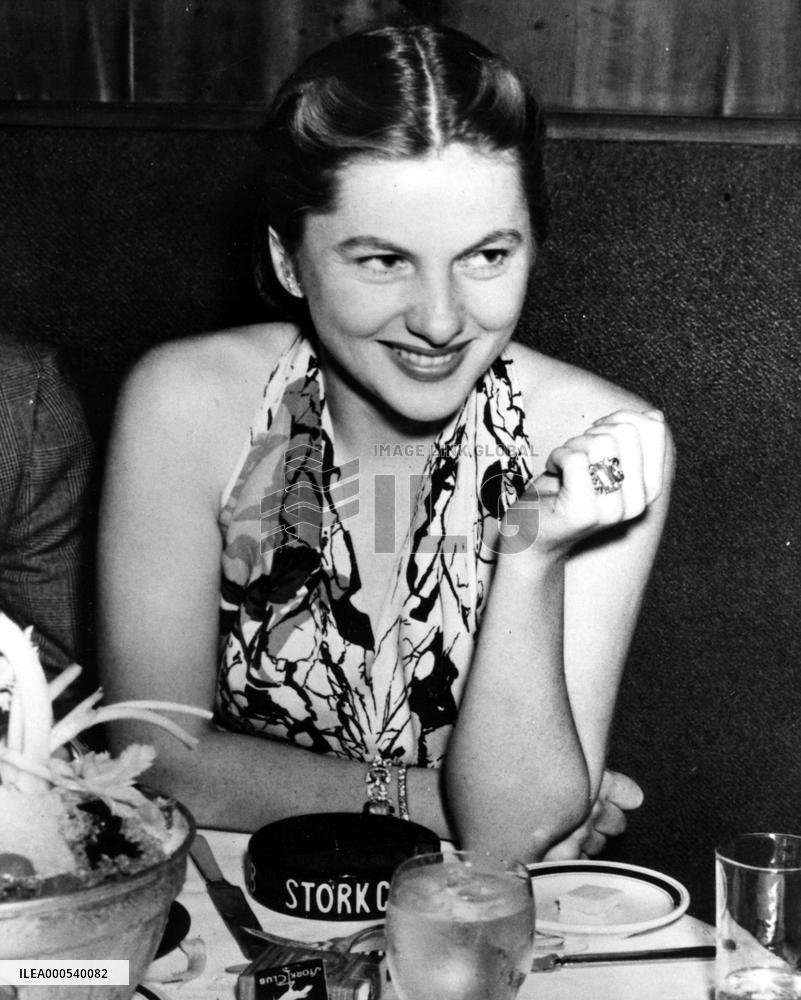 JOAN FONTAINE AT THE STORK CLUB IN 1944