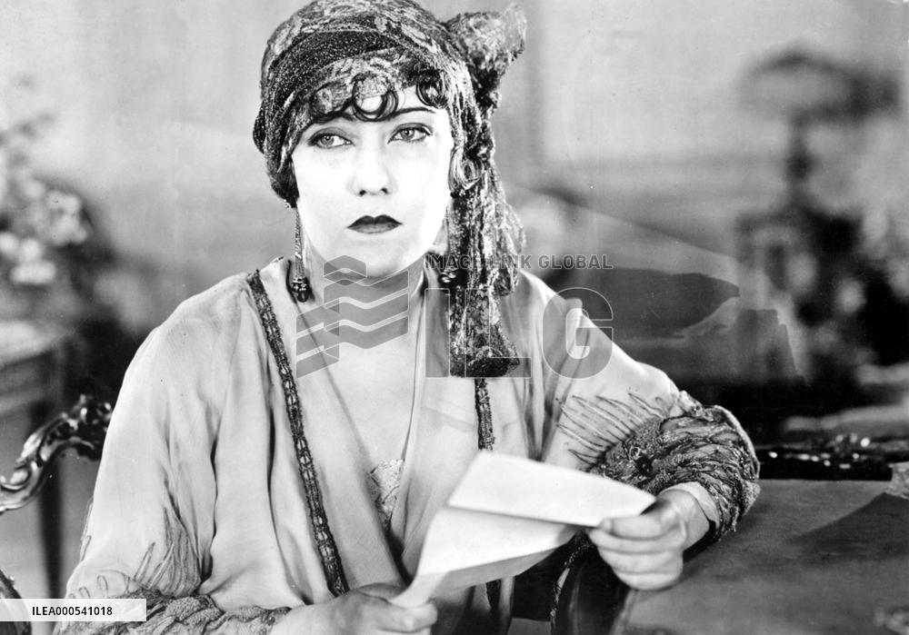 THE IMPOSSIBLE MRS BELLEW