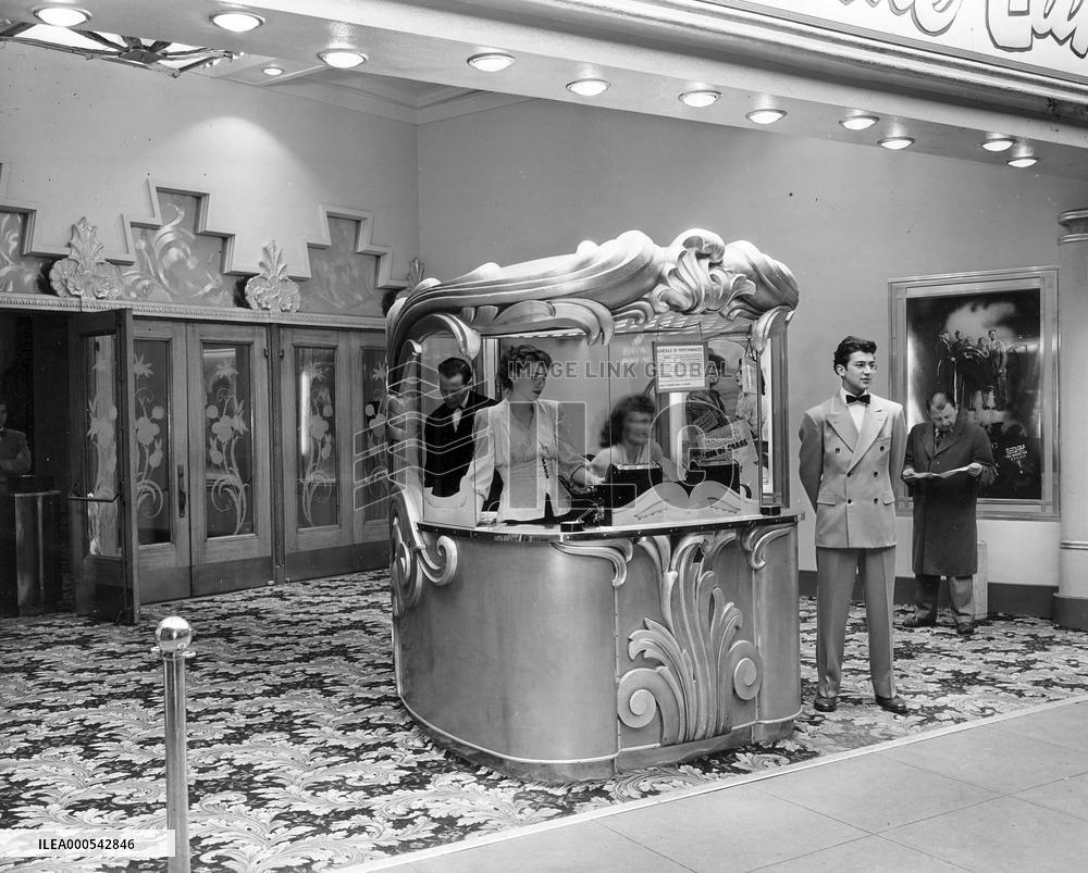 WILSHIRE CINEMA BEVERLY HILLS LOS ANGELES USA 30.1.1947