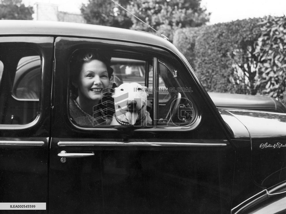 ELIZABETH ALLAN DRIVING AN AUSTIN