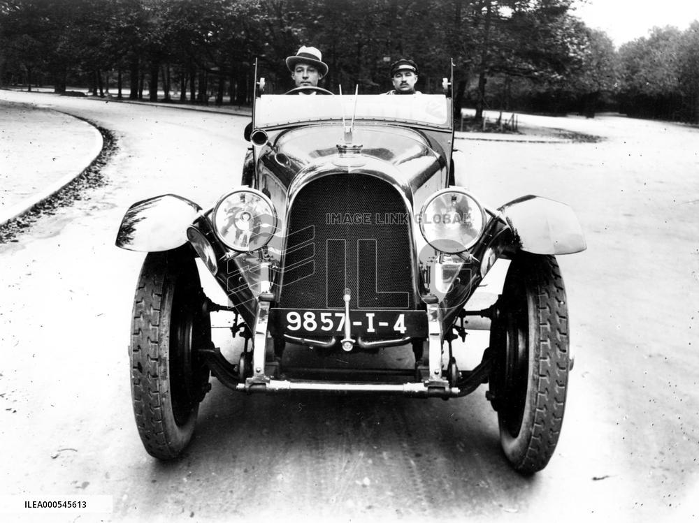 RUDOLPH VALENTINO DRIVING A VOISIN