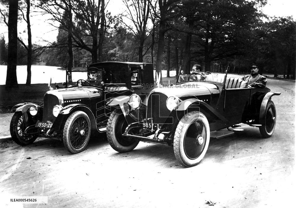 RUDOLPH VALENTINO DRIVING A VOISIN