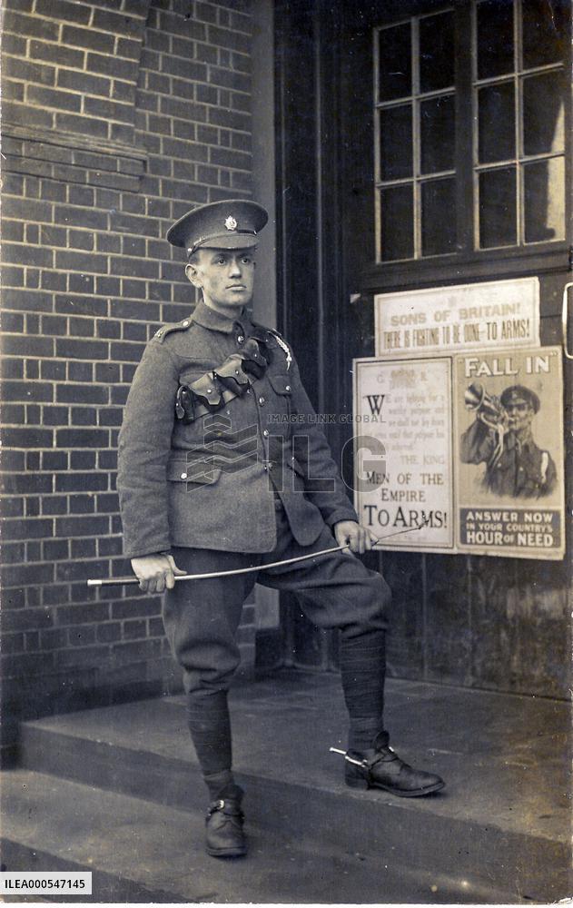 WORLD WAR ONE POSTCARD SHOWING AN OFFICER OUTSIDE A RECRUITI