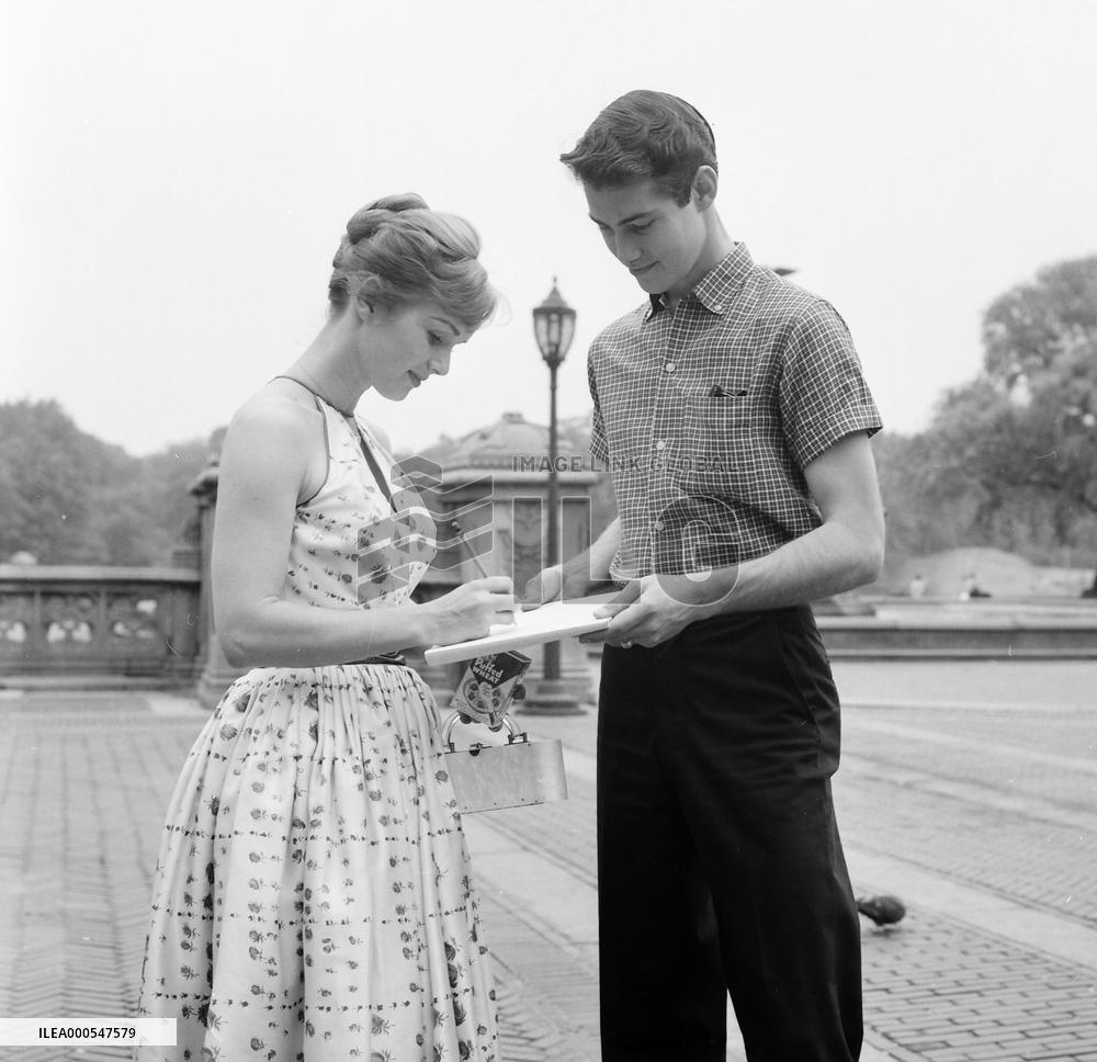 Actress DEBBIE REYNOLDS encounters an autograph hunter in Ne