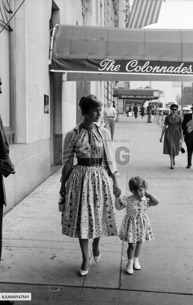 Actress DEBBIE REYNOLDS with her daughter CARRIE from her ma