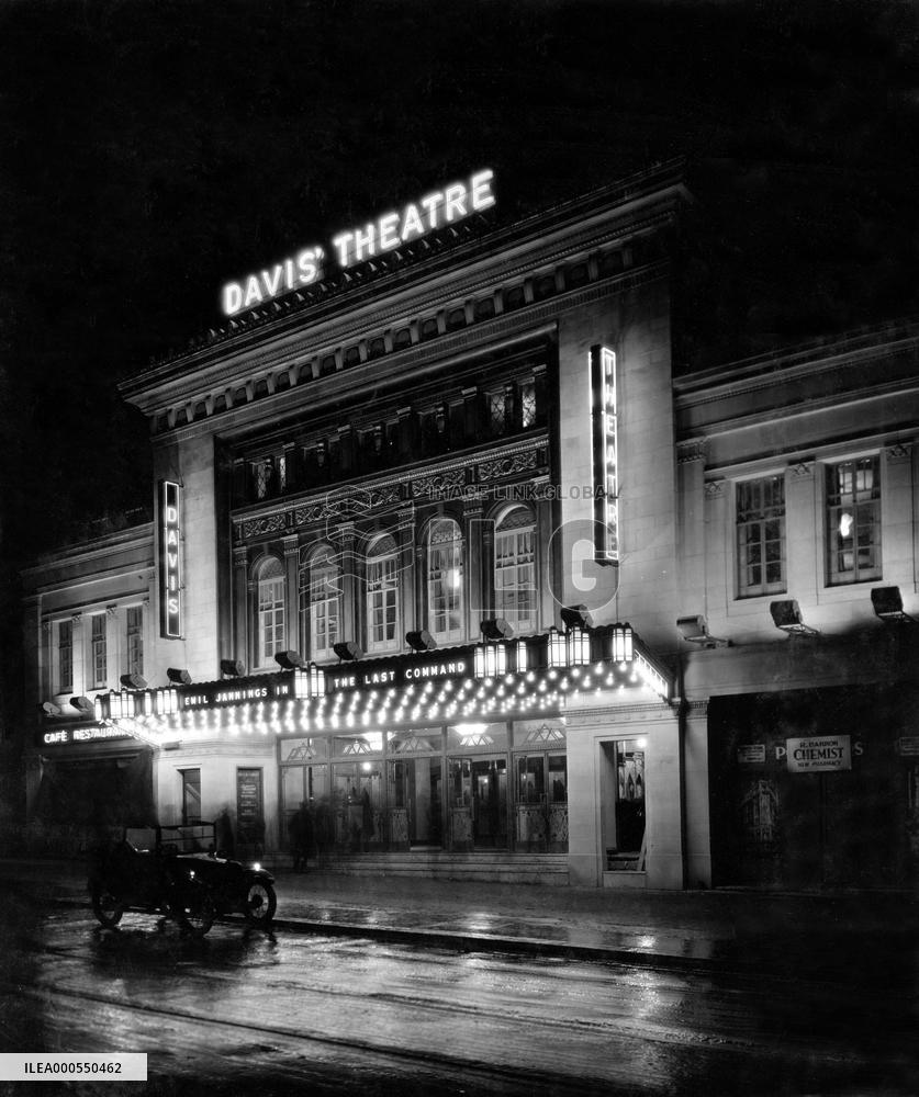 DAVIS THEATRE, CROYDON    THE LAST COMMAND