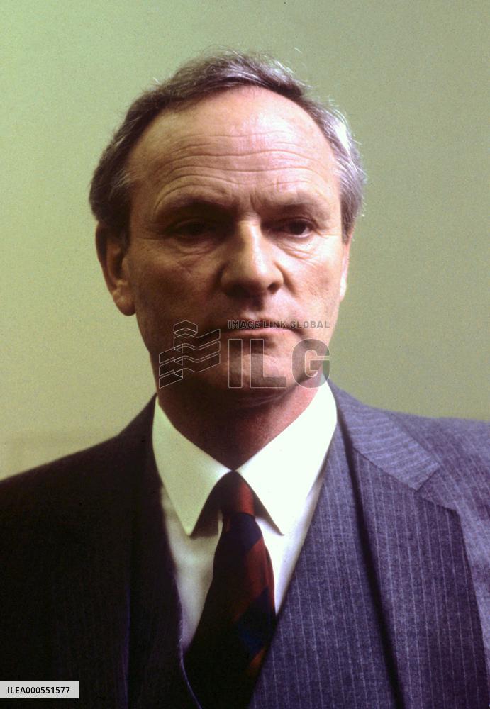 JULIAN GLOVER    British actor JULIAN GLOVER      British ac