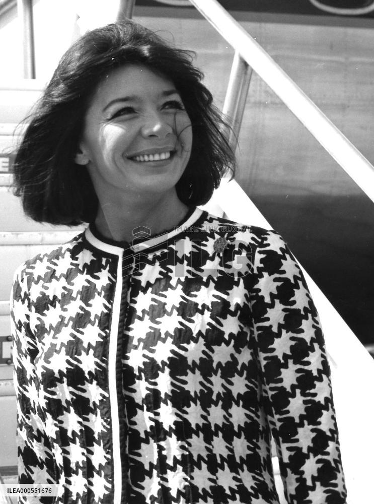JULIETTE GRECO about to embark for a flight to Lisbon