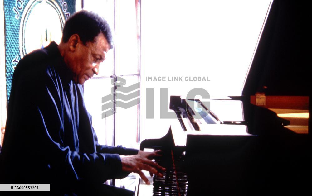 AMANDLA! A REVOLUTION IN FOUR PART HARMONY