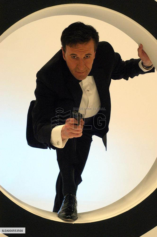 Geoffrey Rush plays Peter Sellers.<br> The Life and De