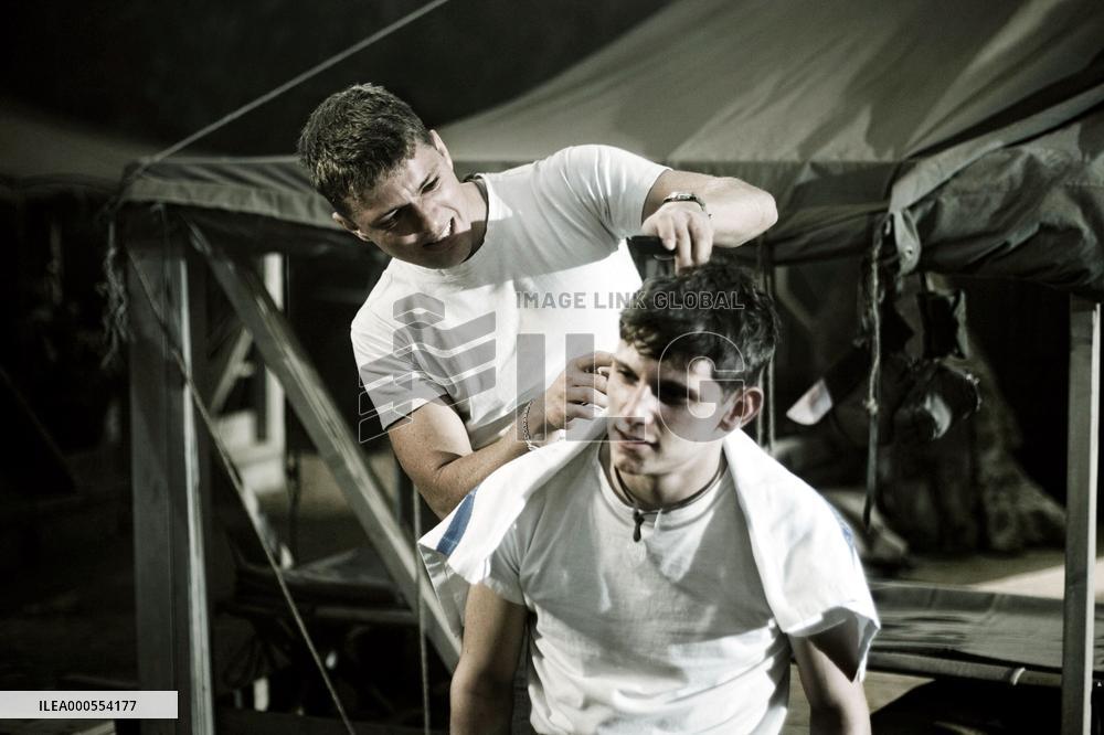 John 'Doc' Bradley (RYAN PHILLIPPE) and Ralph "Iggy&amp;quo