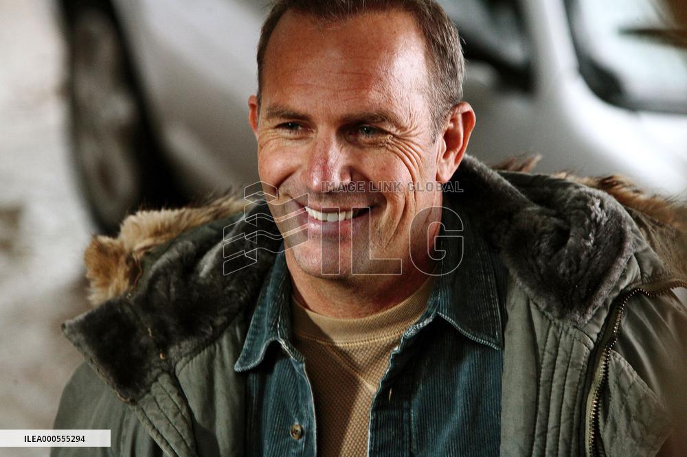 Ben Randall (KEVIN COSTNER) in a scene from THE GUARDIAN, di