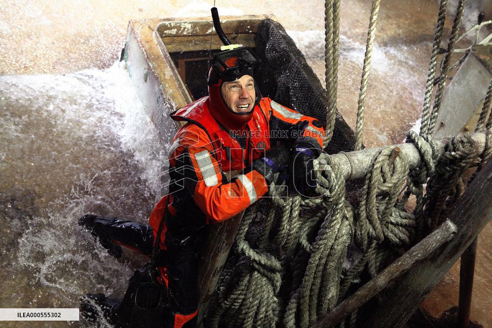 Ben Randall (KEVIN COSTNER) in a scene from THE GUARDIAN, di