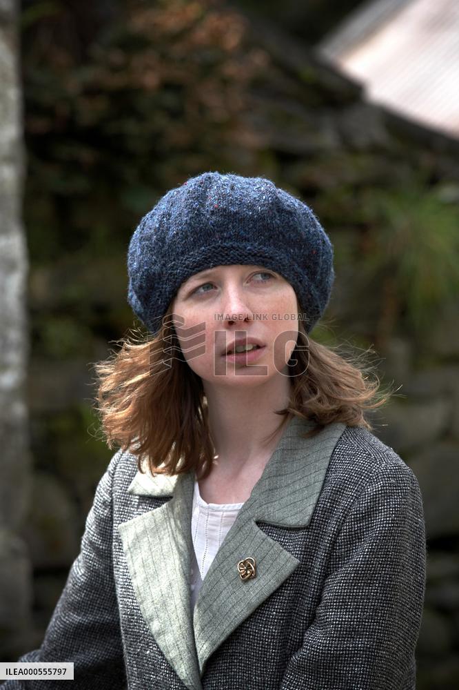 THE WIND THAT SHAKES THE BARLEY