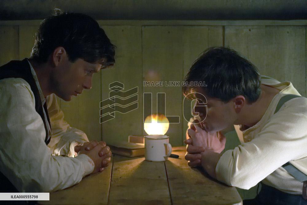 THE WIND THAT SHAKES THE BARLEY