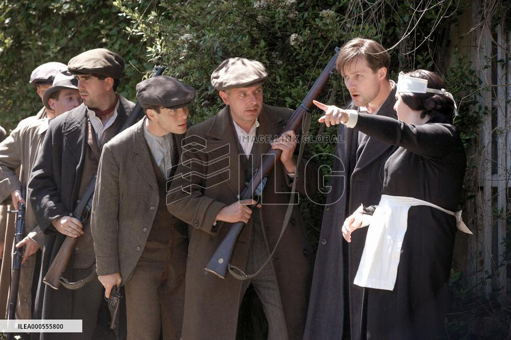 THE WIND THAT SHAKES THE BARLEY