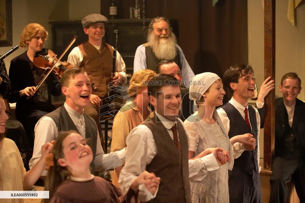 THE WIND THAT SHAKES THE BARLEY