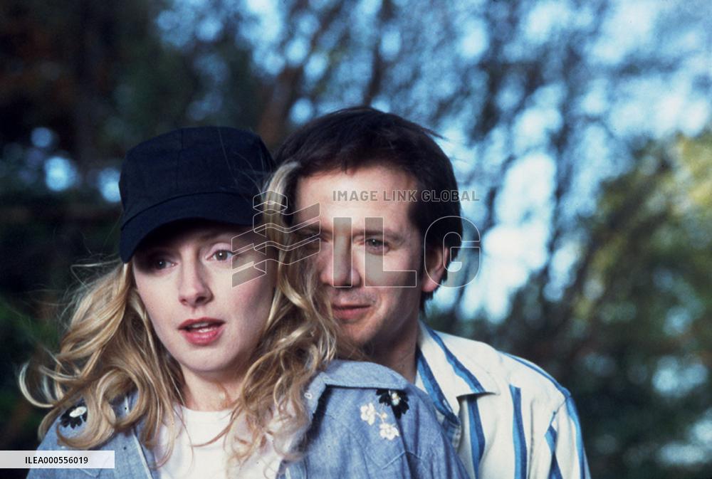 THE SECRET LIVES OF DENTISTS  Hope Davis (L) as Dana Hurst a