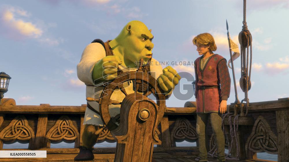 Shrek (MIKE MYERS) provides instruction in seamanship to Fio