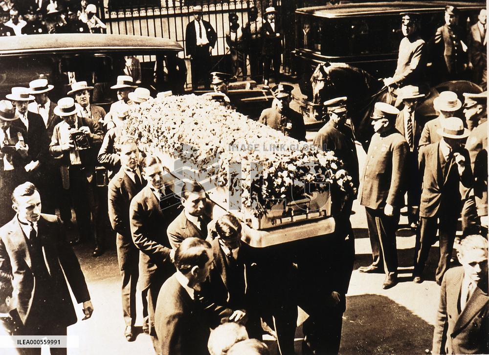 RUDOLPH VALENTINO's funeral, 1926