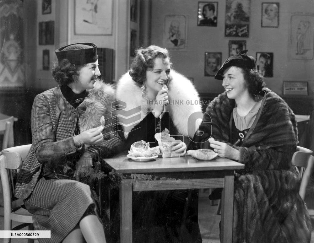 BETTY, GRACIE AND EDITH FIELDS IN 1935