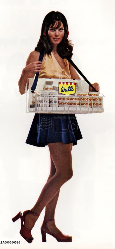 WALL'S ICE CREAM SALES GIRL 1971   PICTURE FROM THE RONALD G